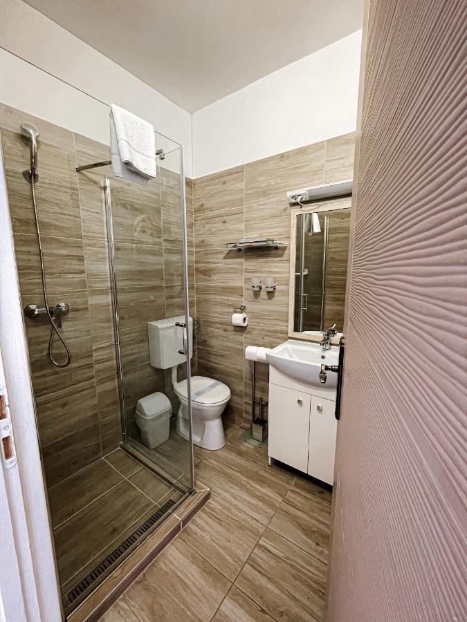 טטה Oereg-To Hotel Es Rendezvenyter מראה חיצוני תמונה