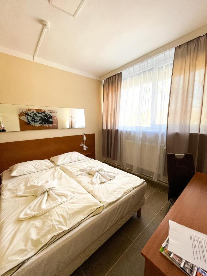 טטה Oereg-To Hotel Es Rendezvenyter מראה חיצוני תמונה