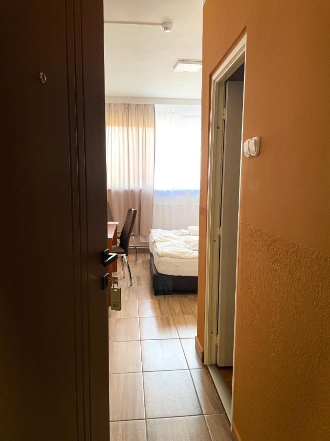 טטה Oereg-To Hotel Es Rendezvenyter מראה חיצוני תמונה